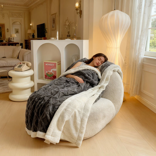 Luxury flannel blanket by 2Dropme, soft plush cozy throw in warm, washable fabric, perfect for gifting or relaxing at home.